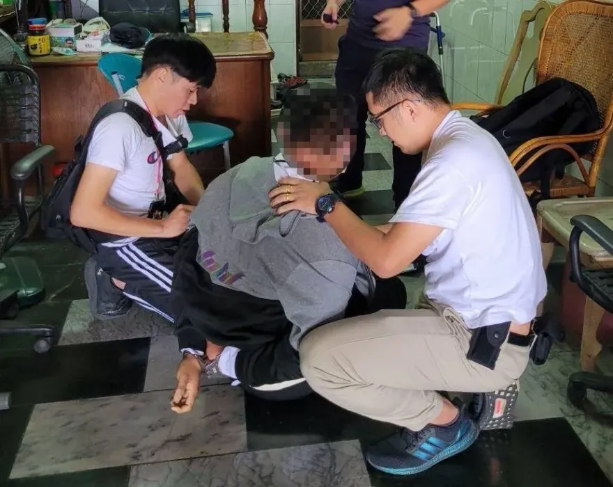 影/愛情騙子練嘴皮也備琴藝！屏東詐團機房驚藏鋼琴、百萬保時捷