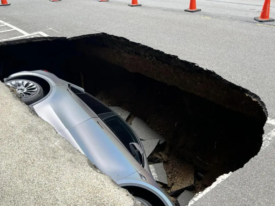 竹北天坑道路刨除重鋪！住戶肉身阻擋　施工作業喊卡