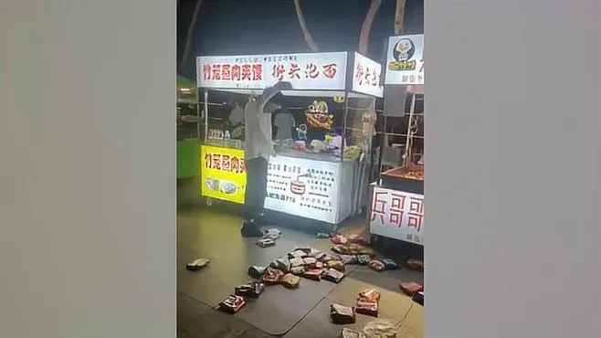 影/嫌泡麵貴被攤販譏買不起　他怒花3700元「全包」摔地…網嘲：中了激將法