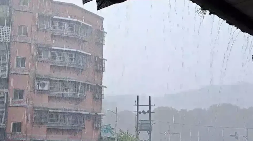 影/颱風來了嗎？基隆突狂風暴雨！民眾瞬間淋成落湯雞
