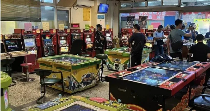 合法掩護非法！電子遊戲場竟有接駁專車接換現金客 　警方查扣62台器具法辦