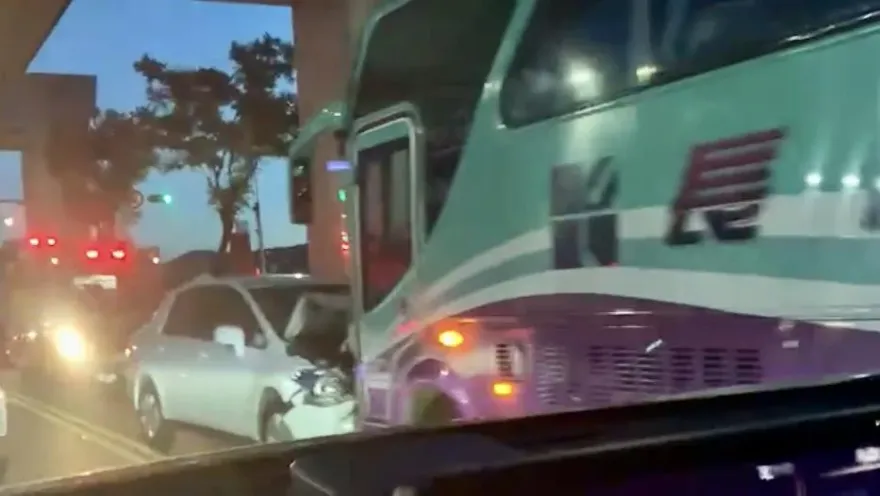 快訊/泰山新北大道轎車逆向對撞遊覽車　駕駛脫困緊急送醫