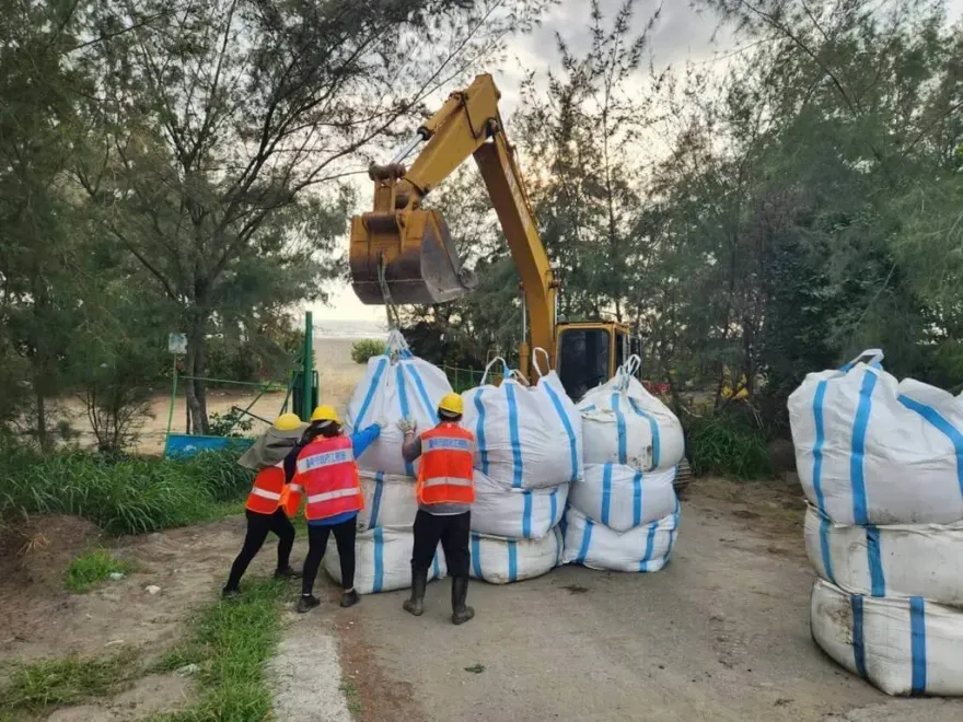 杜蘇芮災情/颱風來勢汹汹　台南濱南路太空包堵防風林缺口…防積沙