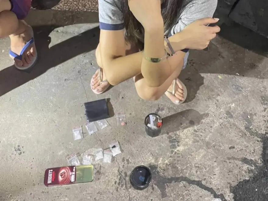 滿車毒味！違停聊天遭盤檢　台南2毒蟲現行犯被抓