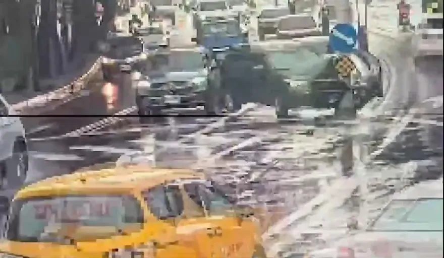 快訊/北市休旅車直衝燈桿車頭炸開！　駕駛：恍神自撞