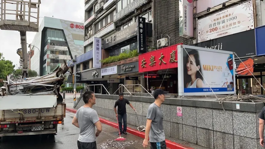 杜蘇芮災情/台北市驚傳招牌掉落！　砸中地下街出口嚇壞路人