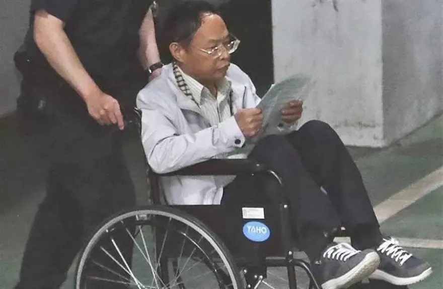 淫亂教主「少龍」涉性侵6仙女！插管坐輪椅出庭不認罪　信眾隨侍護駕