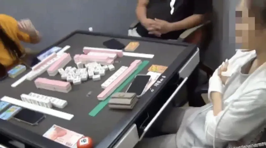 影/棋牌社掩護職業麻將賭場　警突襲逮33人扣20萬賭資