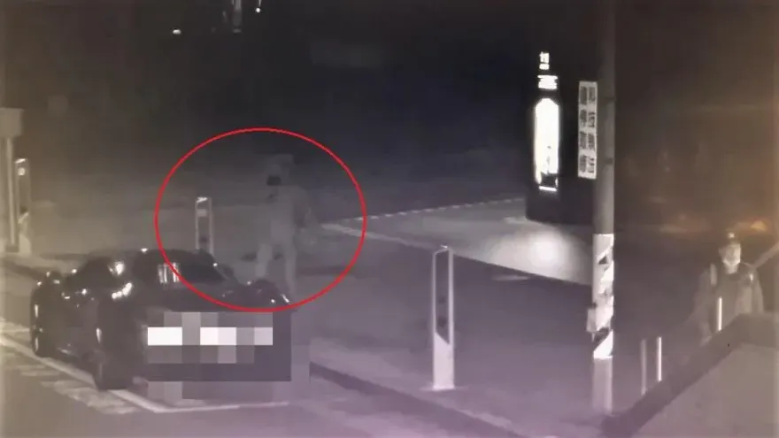 影/「知名賣場代言人」邱彥翔驚爆酒醉砸車！鐵棍狠插「千萬麥拉倫」影像曝　經紀人稱：順手丟棄