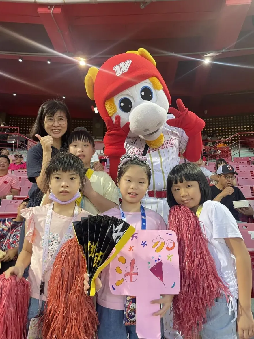 頂新和德邀弱勢兒觀賽圓夢　小小啦啦隊幫味全龍加油
