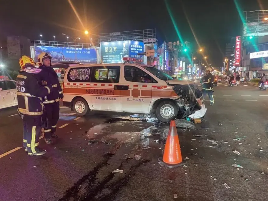 影/撞擊瞬間曝光！「沒聽到鳴笛」賓士駕駛載2歲兒遭救護車攔腰撞　3人受傷送醫