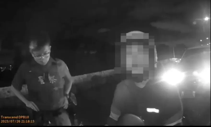 影/通緝男遭攔查假意配合停車　手刀狂奔遭壓制逮捕痛苦哀嚎