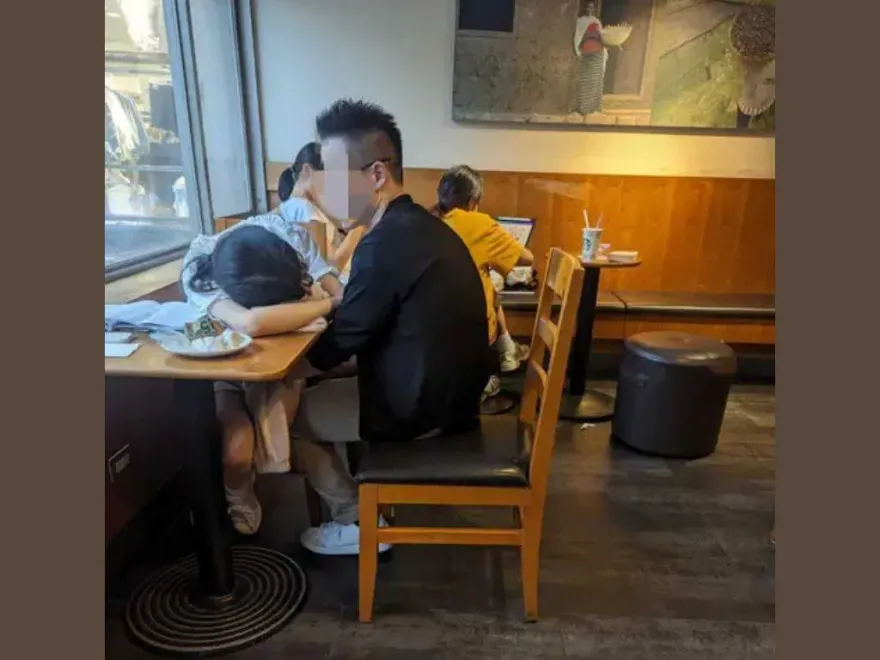 星巴克驚見「情侶舌吻種草莓」！妹子嚇傻秒換咖啡廳　網曝：案情不單純