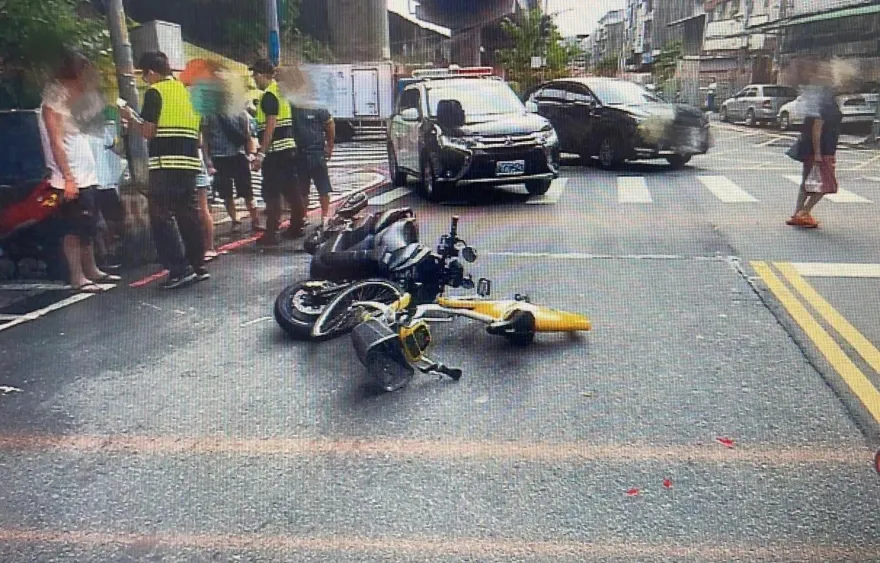 影/三重學生「逆向騎Ubike」！跨越雙黃線撞機車　2男掛彩送醫