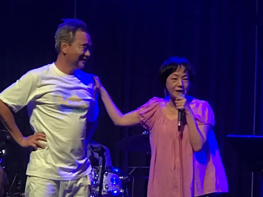 陳昇性騷風波後首露面！老婆上台激吻力挺　他高喊：我不是爛貨