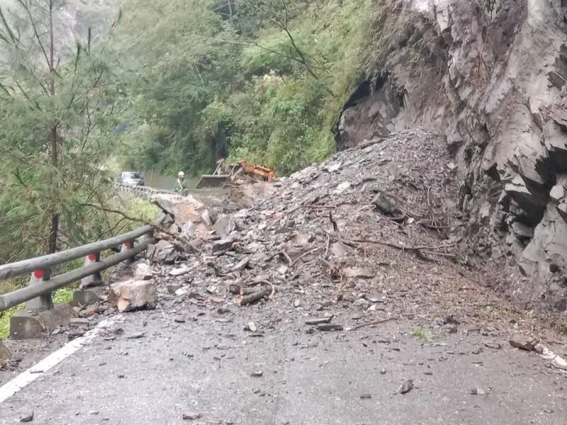 南横公路又坍方！利稻段雙向道路阻斷　高雄往返台東再等2天