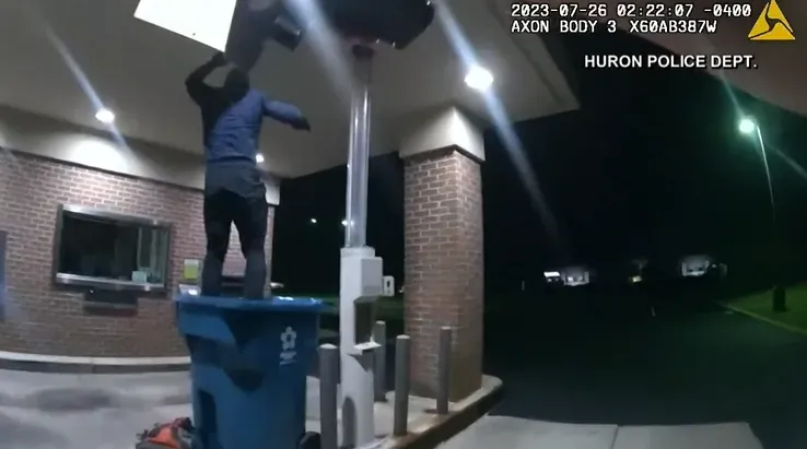影/笨賊半夜闖銀行行竊掉垃圾桶　慘被警察逮個正著