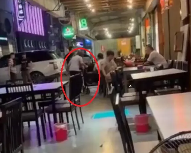 太扯！高雄燒烤店驚見女暴打狗　網全怒：腦子有事？