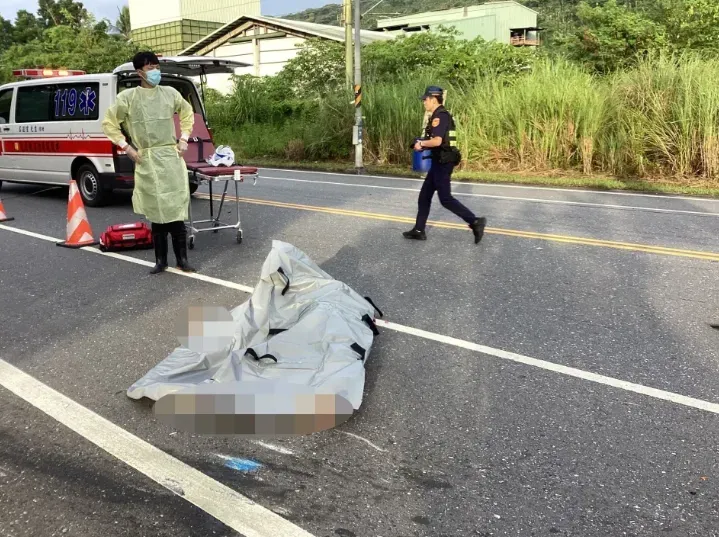 花蓮重機追撞工程車　騎士「噴飛當場亡」現場畫面曝