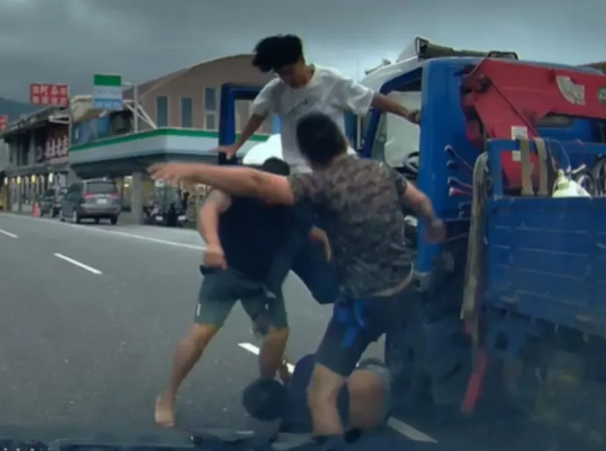 宜蘭逼車糾紛！聯結車兄弟拉人下車爆打　貨車父子檔「電鋸揮砍」慘遭KO