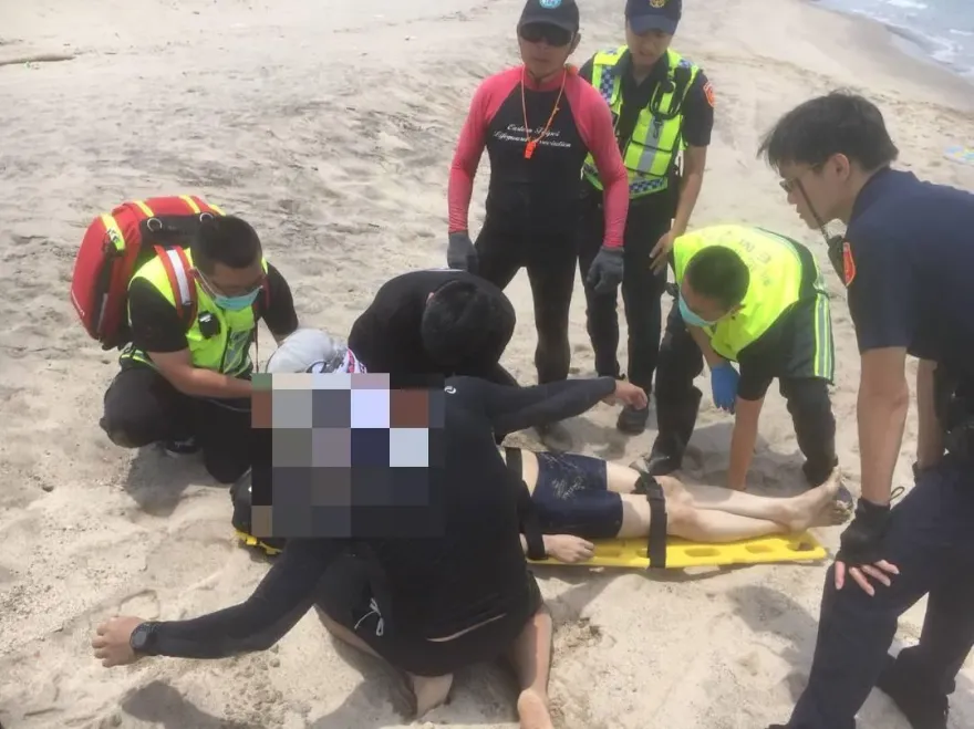 快訊/萬里父子溺水天人永隔！飄離岸邊80米　43歲父送醫不治