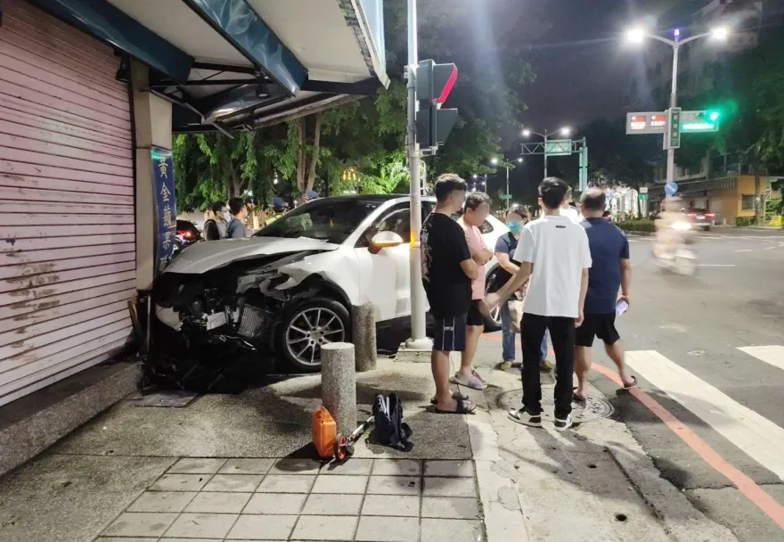 影/失控片曝！保時捷直行「衝撞左轉轎車」　3機車遭殃再撞冰店