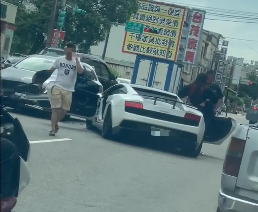 影/抓姦？賓士先撞藍寶堅尼、再拉嫩妹下車　網觀戰：七辣寧在牛車上哭