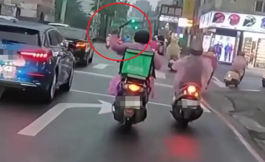 影/台中外送員揮西瓜刀邊騎車　人逮到了！稱一時興起亮傢伙