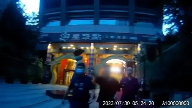 影/搭電梯對上眼！21歲男KTV被「瞪」嗆聲揮刀　衰男勸架肚子遭劃傷