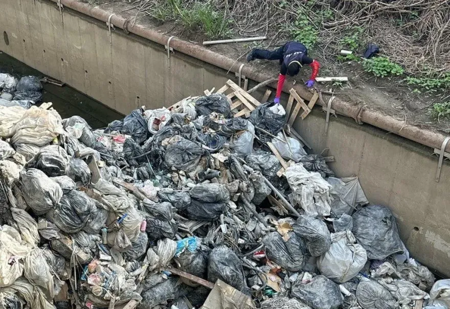 嘉義水上大排遭倒廢棄物　垃圾堆翻找證物、以車緝兇