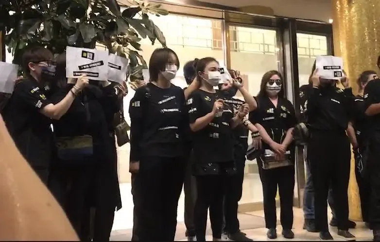 李玟告別式/粉絲聚集靈堂外險暴動！舉牌大罵Bruce：渣男去S吧