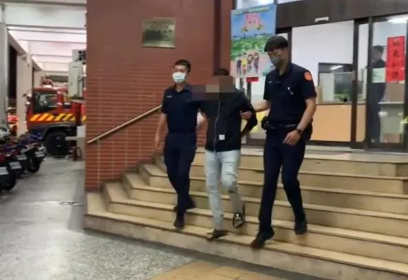 影/囂張片！逢甲商圈爆銀樓消費糾紛怒砸店「嫌犯還對鏡頭比YA」　人遭逮車也被拖走