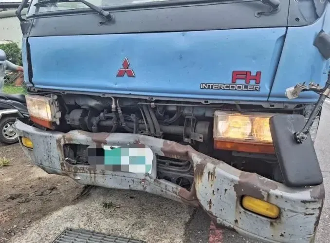 腳麻煞車踩不下去？新北八里驚險車禍　阿北貨車擦撞店家衝護欄才停下