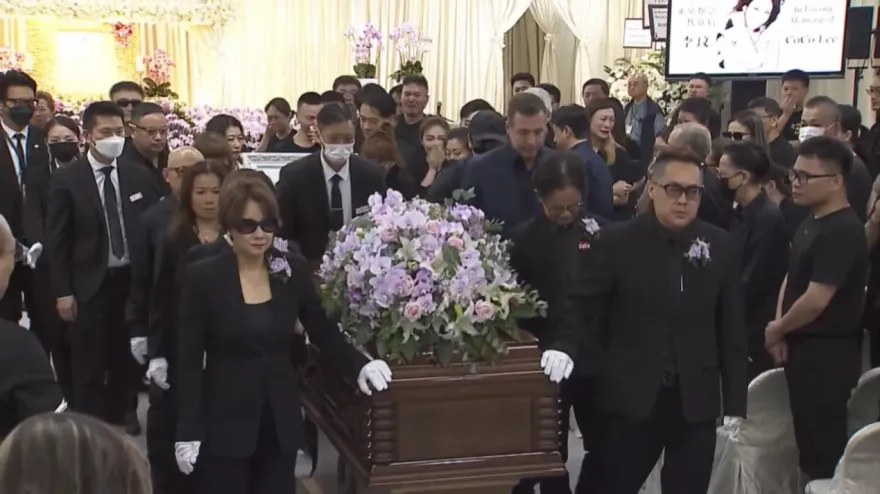李玟告別式/姊夫、甄妮扶靈！CoCo出殯二姊捧遺照…含淚送最後一程