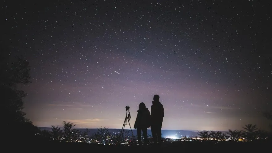 8月夜空很熱鬧！百年僅4次的「超級藍月」登場　英仙座流星雨1小時100顆