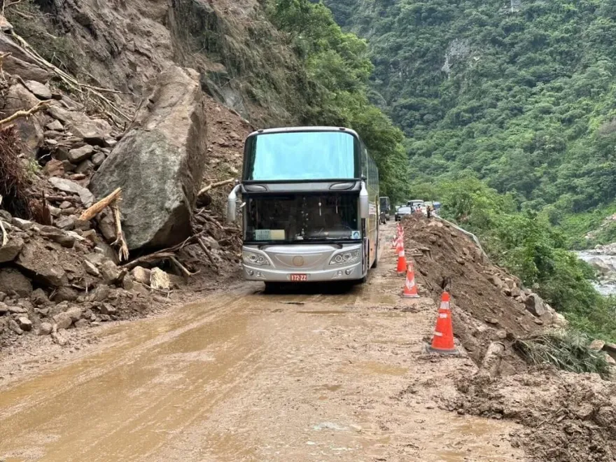 每2小時放行一次！颱風重創台8線多處坍方　大禹嶺-太魯閣多路段交管