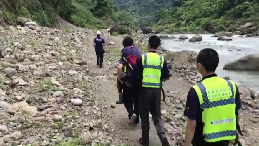 影/生死一瞬間！阿里山8人溯溪3人遭沖走　45歲女頭部受創送醫