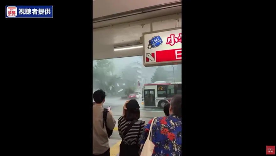 影/強風暴雨襲東京　工地鷹架遭吹垮嚇壞路人