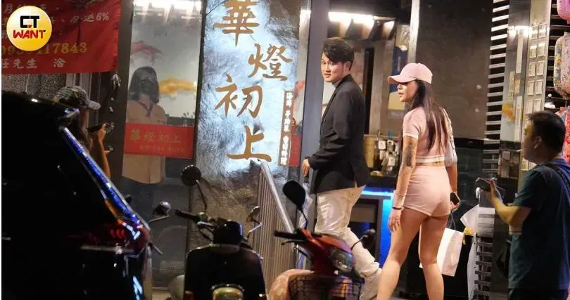 蕭淑慎控小15歲尪「騷包鬼祟」！喊話記者幫監督　結果拍到這畫面