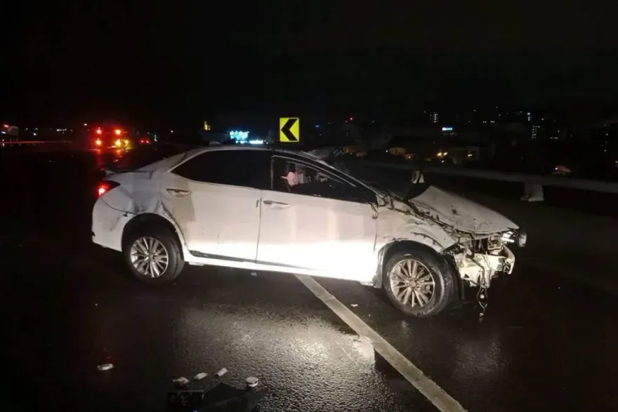 國1湖口段死亡車禍！26歲女自撞護欄「拋飛車外」　慘遭後車輾斃