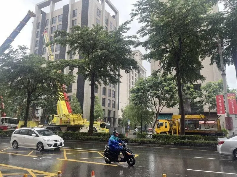 桃園拖吊車急煞…後方「起重機翻覆」壓毀貨車！塞車7小時民眾崩潰