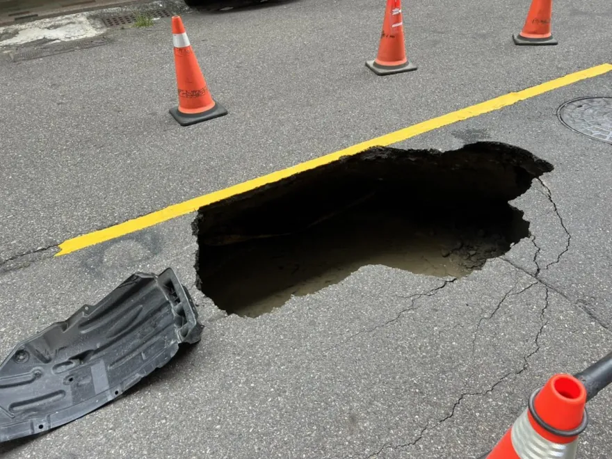 影/有陷阱！台南安平區驚見3m長天坑　轎車卡洞前輪爆胎