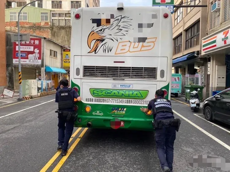 影/16噸重遊覽車拋錨路中！暖警化身大力士「推呀推」　民眾讚嘆「新式訓練」