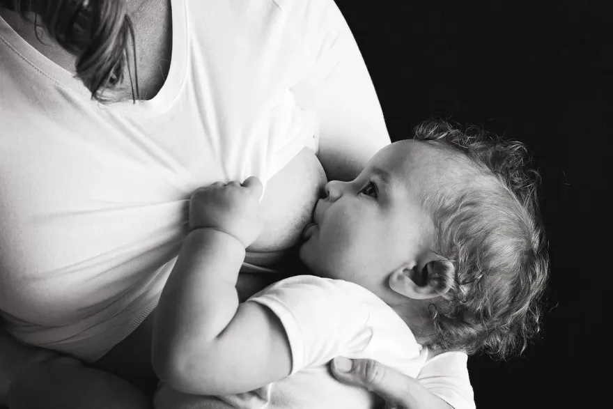 國際母乳週！衛福部調查哺乳餵滿6個月僅4.9%　許孟哲夫妻呼籲哺乳好處