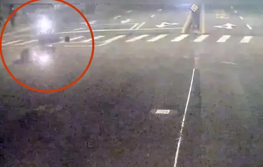 影/北市男闖紅燈遭機車撞倒亡　騎士「應注意未注意」揹肇責遭判刑