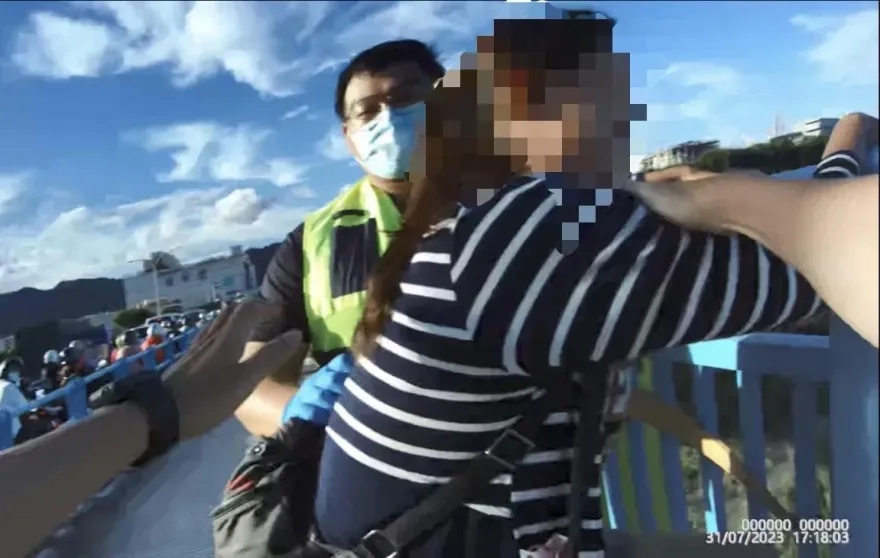 影/樹林女與丈夫吵架激動欲跳橋　警即刻救援橋上拉人