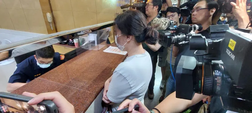 速捧50萬現金幫NONO辦交保　傳白衣女身分曝光