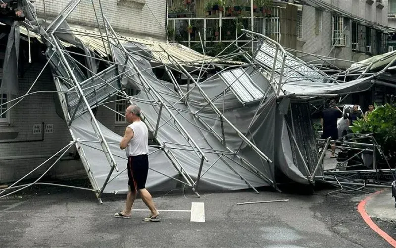 快訊/卡努飆9級強陣風！新莊鷹架突倒塌　壓垮民宅遮雨棚
