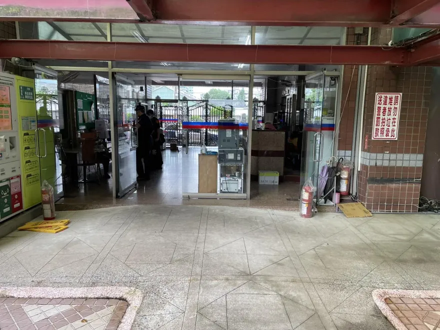快訊/新店社區驚爆持西瓜刀砍人　61歲男手掌噴血躲軍營求救