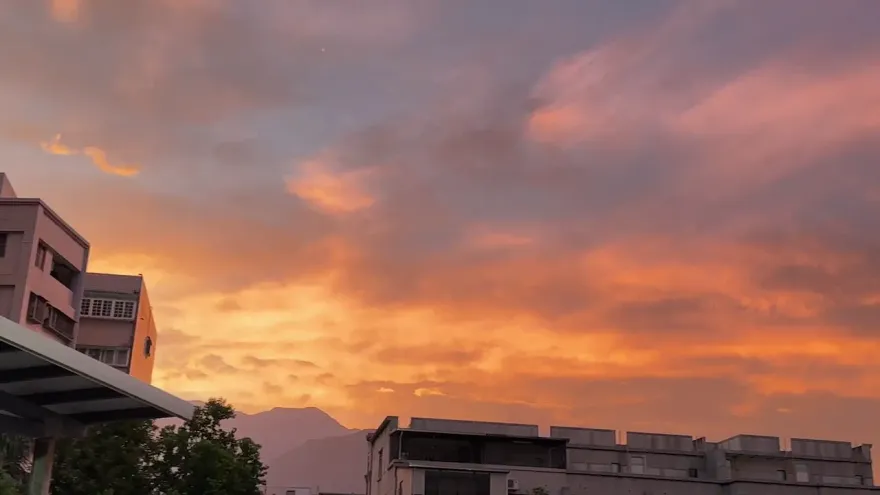 卡努動向/花蓮、基隆火燒雲超驚豔　氣象局：雲高、厚實就會發生